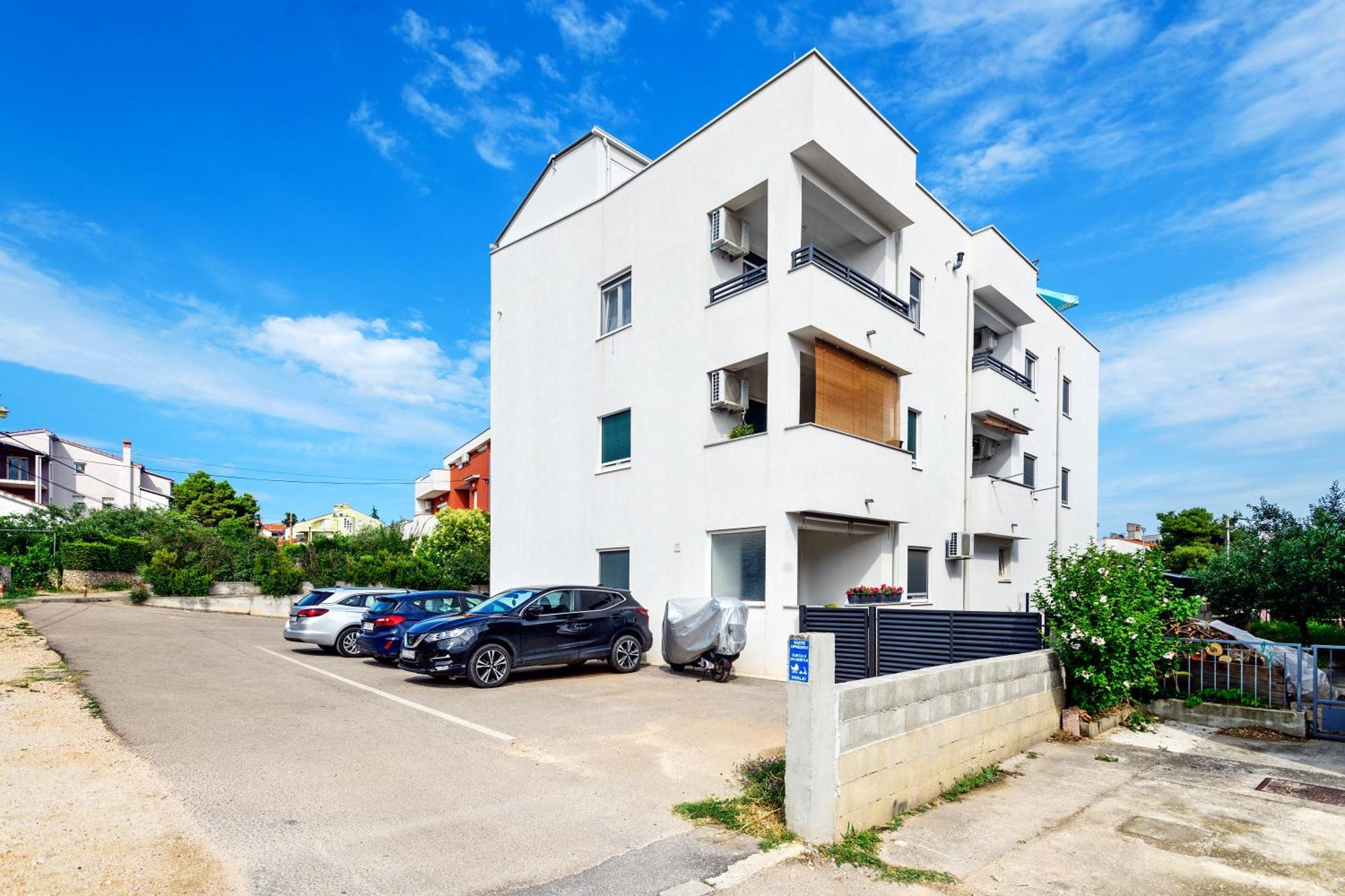 Modern In Peaceful Area - Apartman