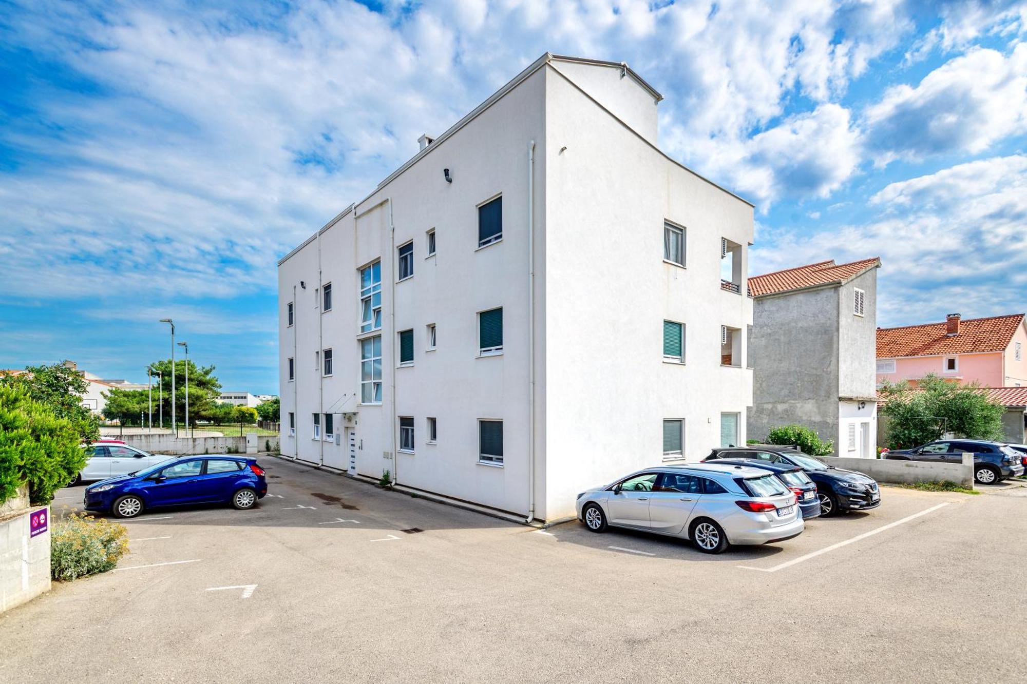 Modern In Peaceful Area - Apartment