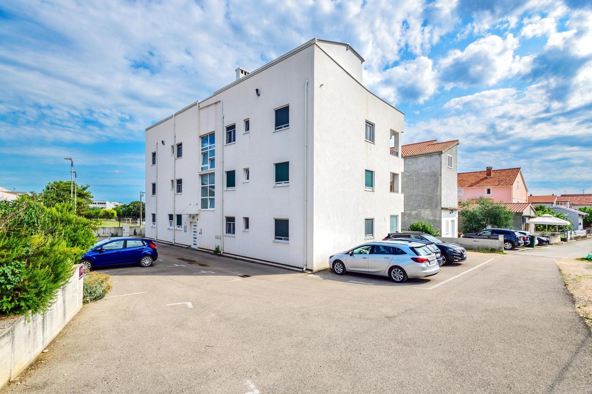 Modern In Peaceful Area - Apartment