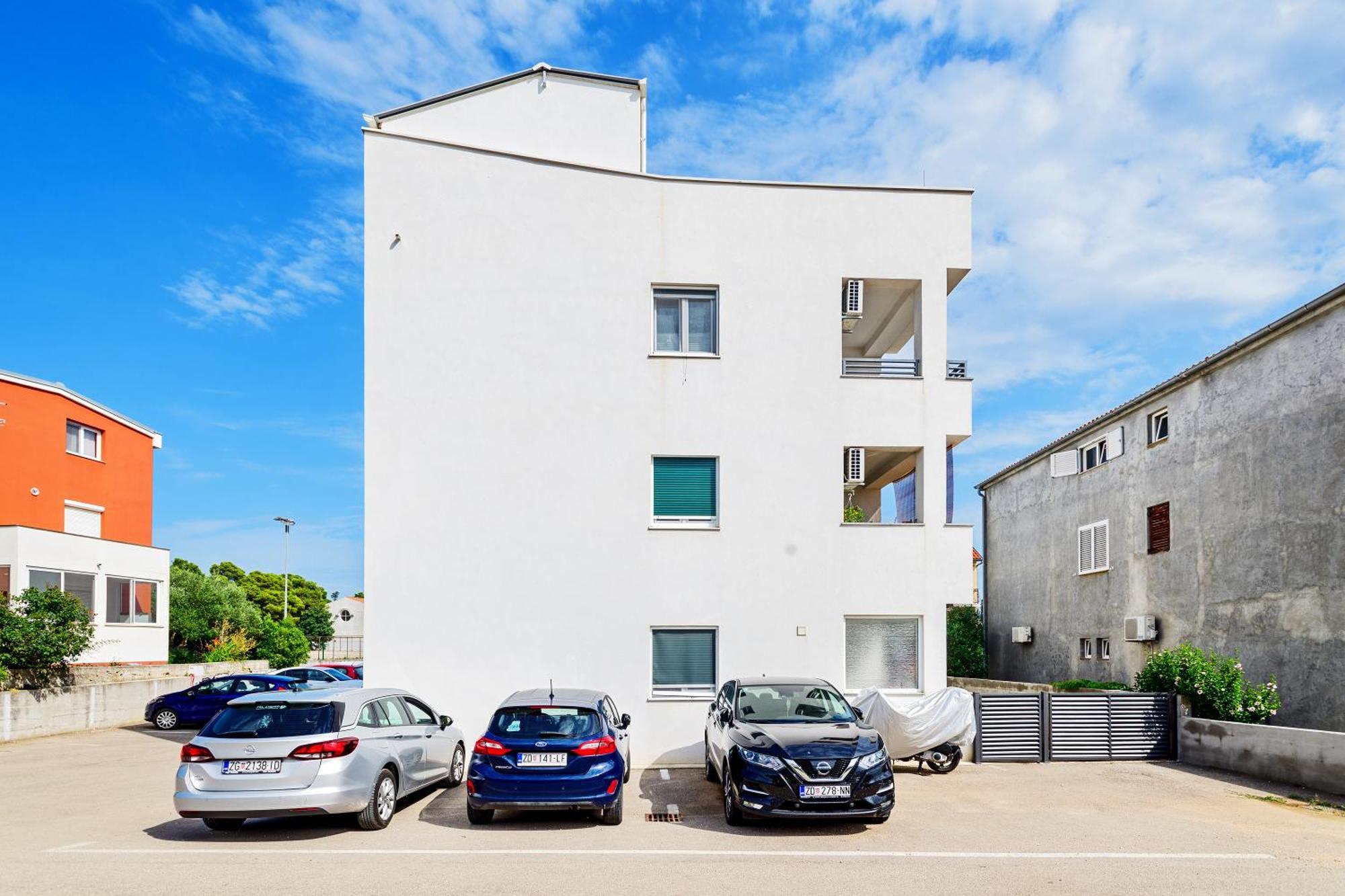 Modern In Peaceful Area - Apartment *